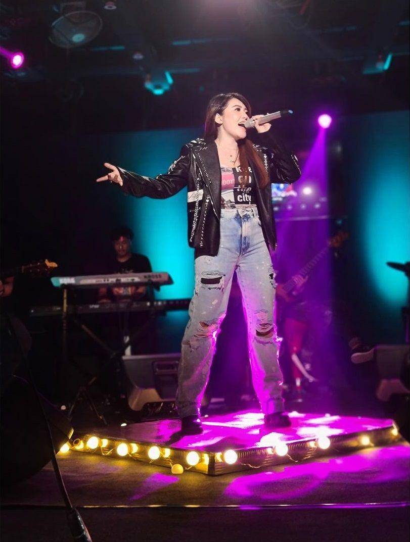 OOTD casual ala Via Vallen (instagram.com/viavallen)