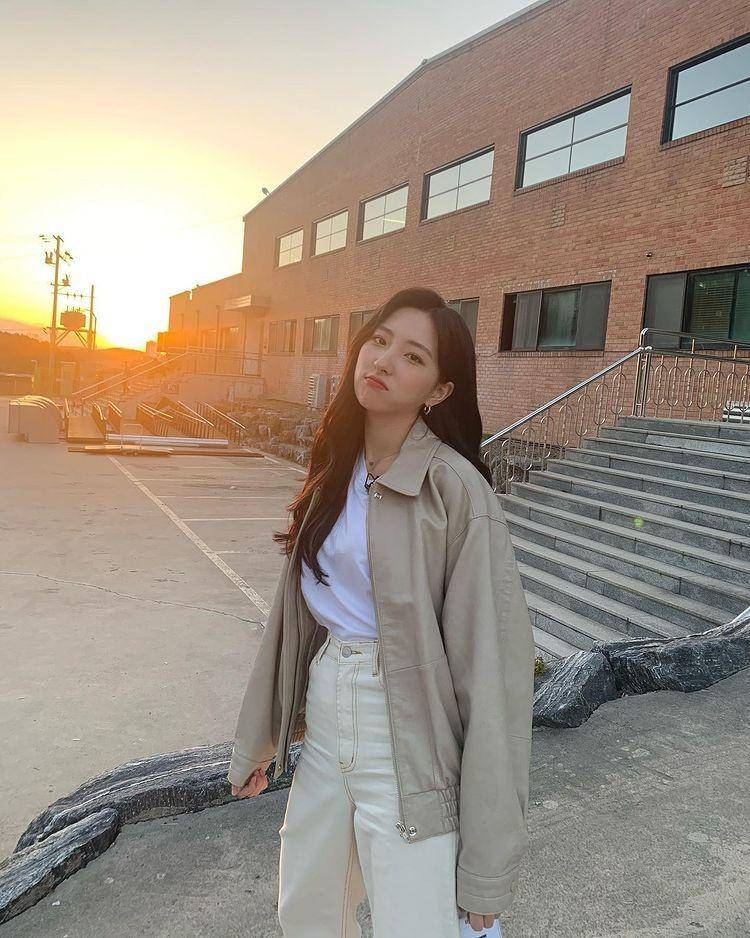Padu padan outer ala Eunseo WJSN (instagram.com/eeunseo._.v)