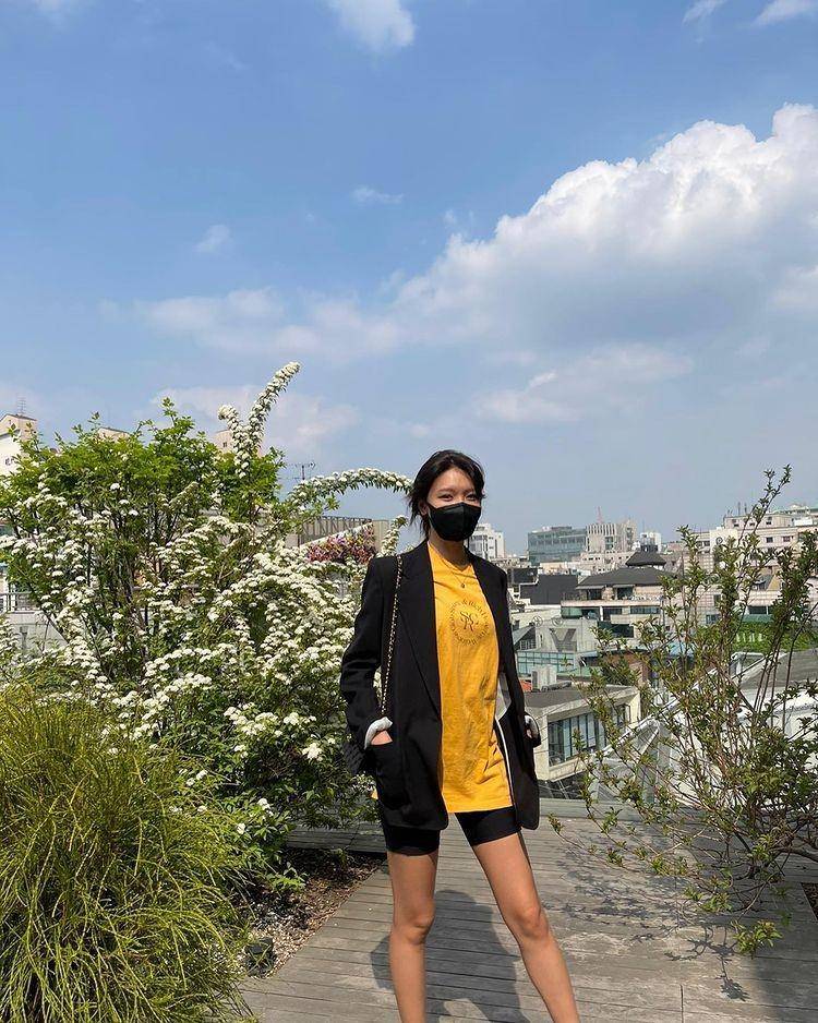 Inspirasi summer outfit ala Choi Sooyoung (instagram.com/sooyoungchoi)