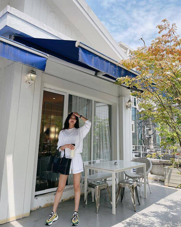 Inspirasi summer outfit ala Choi Sooyoung (instagram.com/sooyoungchoi)