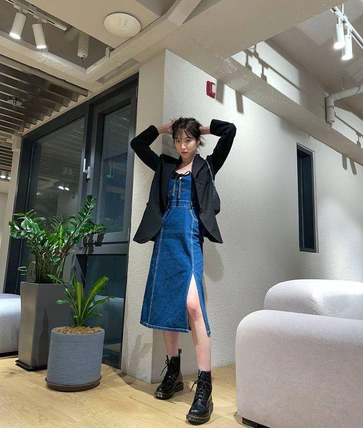 Padu padan outer ala Eunseo WJSN (instagram.com/eeunseo._.v)