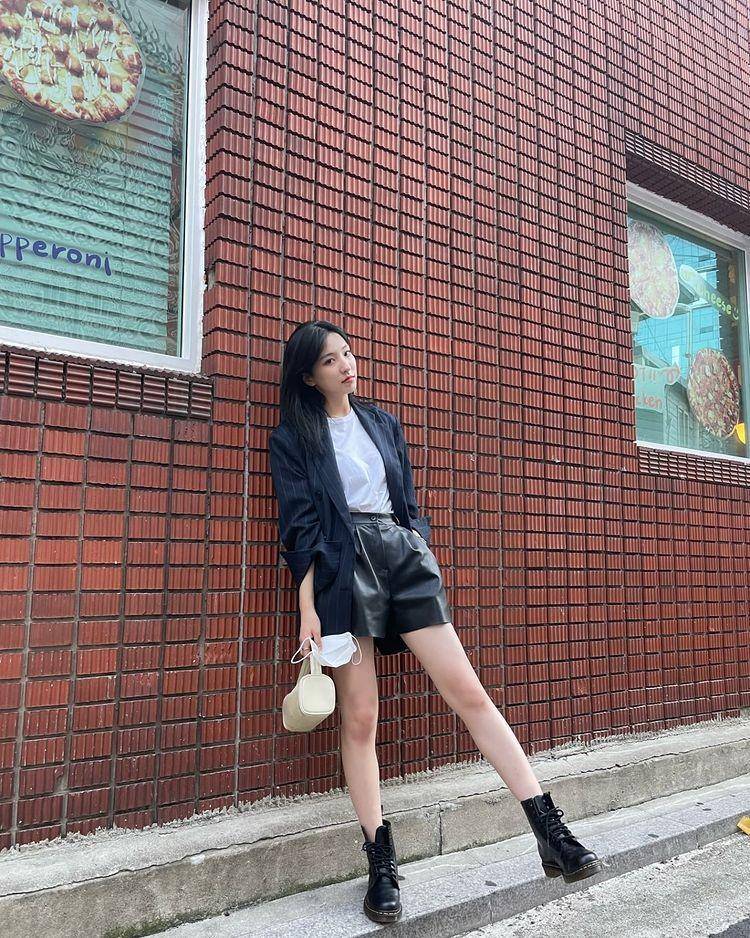 Padu padan outer ala Eunseo WJSN (instagram.com/eeunseo._.v)