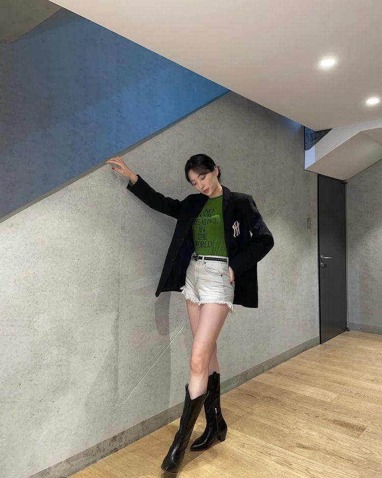 Padu Padan outer ala Eunseo WJSN (instagram.com/eeunseo._.v)