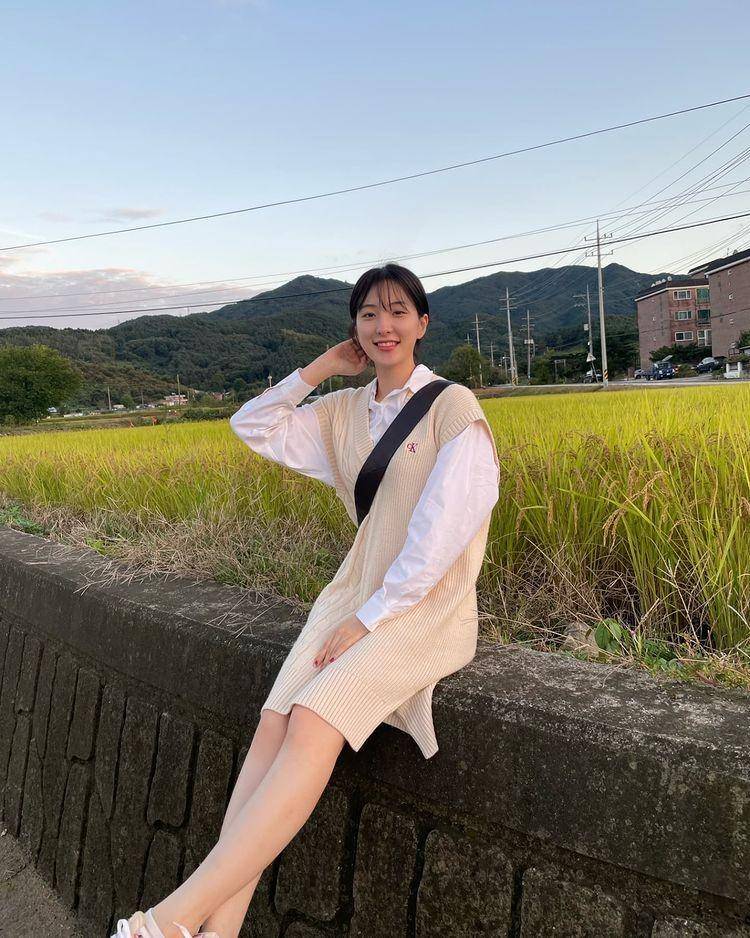Padu padan outer ala Eunseo WJSN (instagram.com/eeunseo._.v)