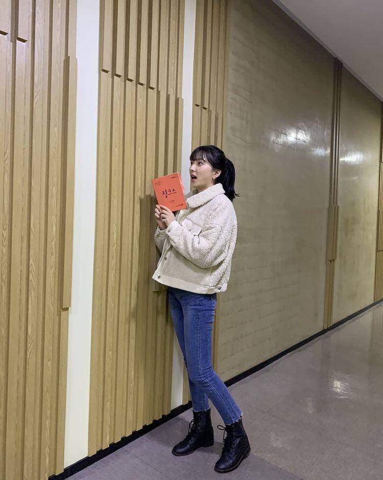 Padu padan outer ala Eunseo WJSN (instagram.com/eeunseo._.v)