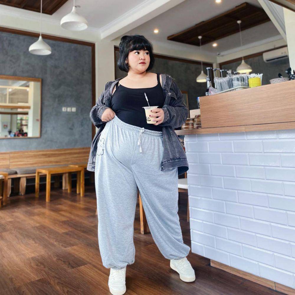 mix and match celana panjang ala Tira Emon (instagram.com/tiraemon)