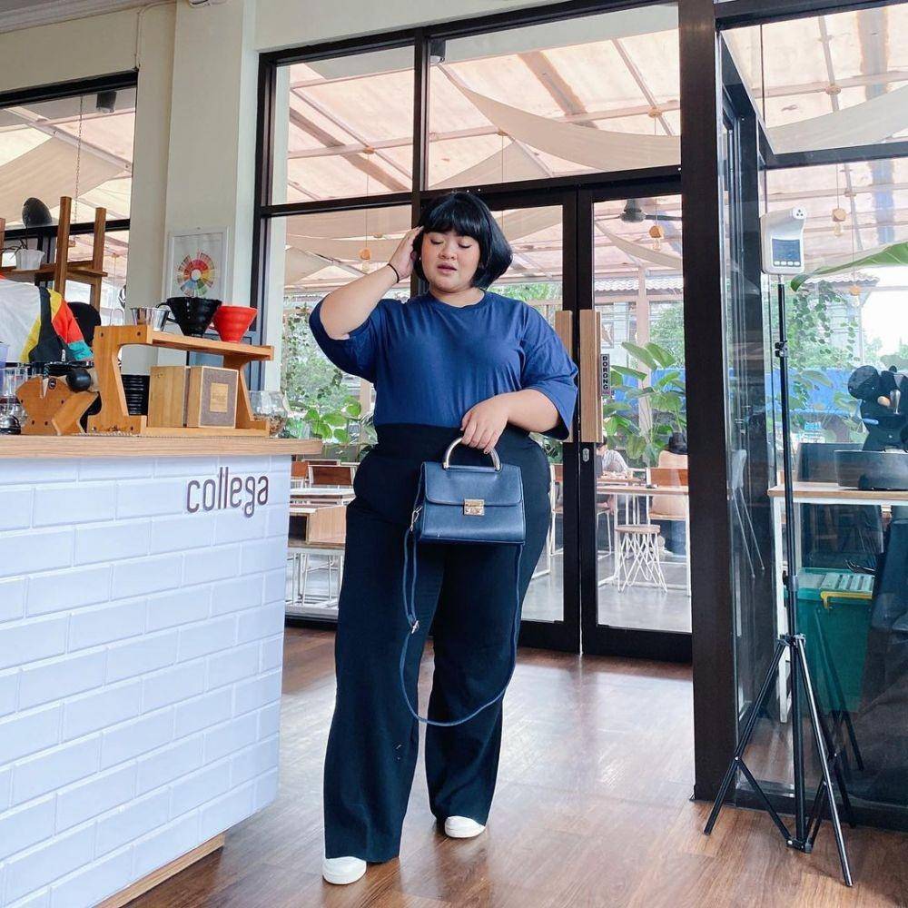 mix and match celana panjang ala Tira Emon (instagram.com/tiraemon)