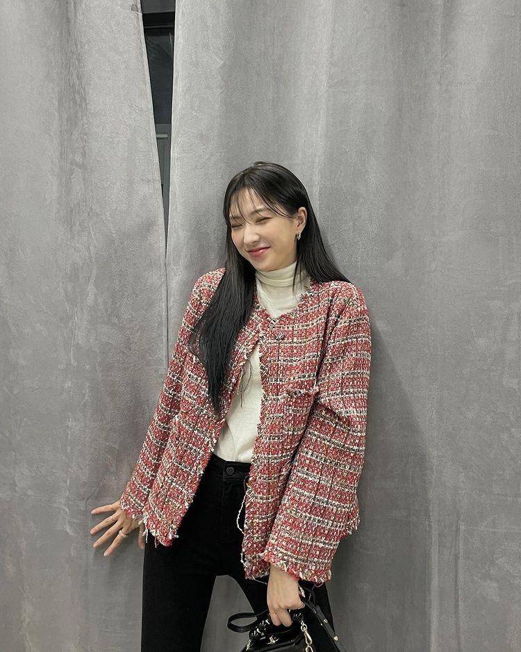 Padu padan outer ala Eunseo WJSN (instagram.com/eeunseo._.v)