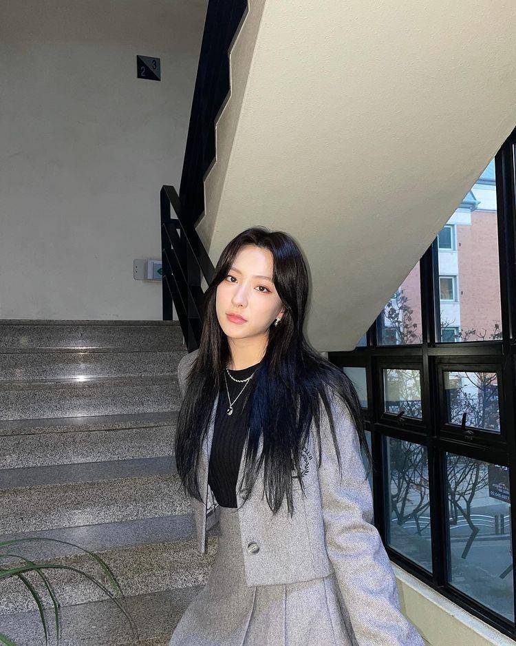 Padu padan outer ala Eunseo WJSN (instagram.com/eeunseo._.v)