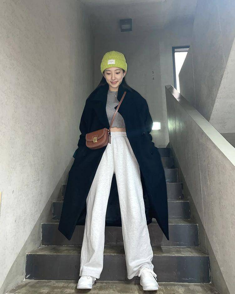 Padu padan outer ala Eunseo WJSN (instagram.com/eeunseo._.v)