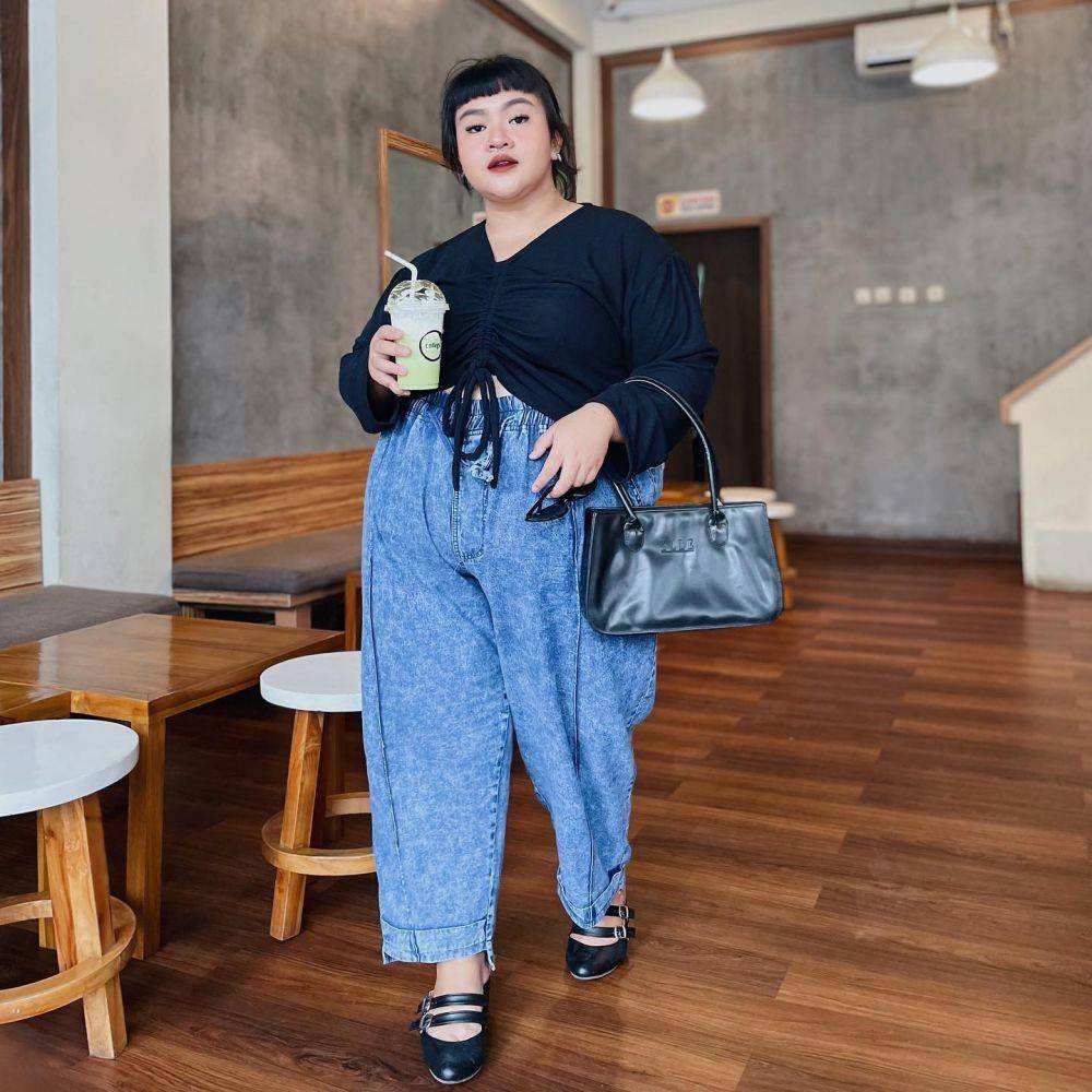 mix and match celana panjang ala Tira Emon (instagram.com/tiraemon)