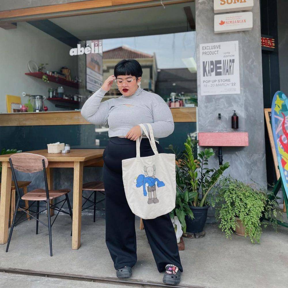 mix and match celana panjang ala Tira Emon (instagram.com/tiraemon)