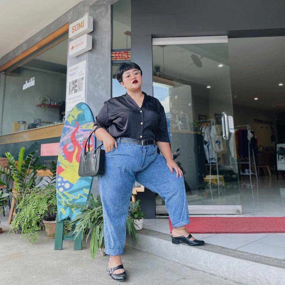 mix and match celana panjang ala Tira Emon (instagram.com/tiraemon)
