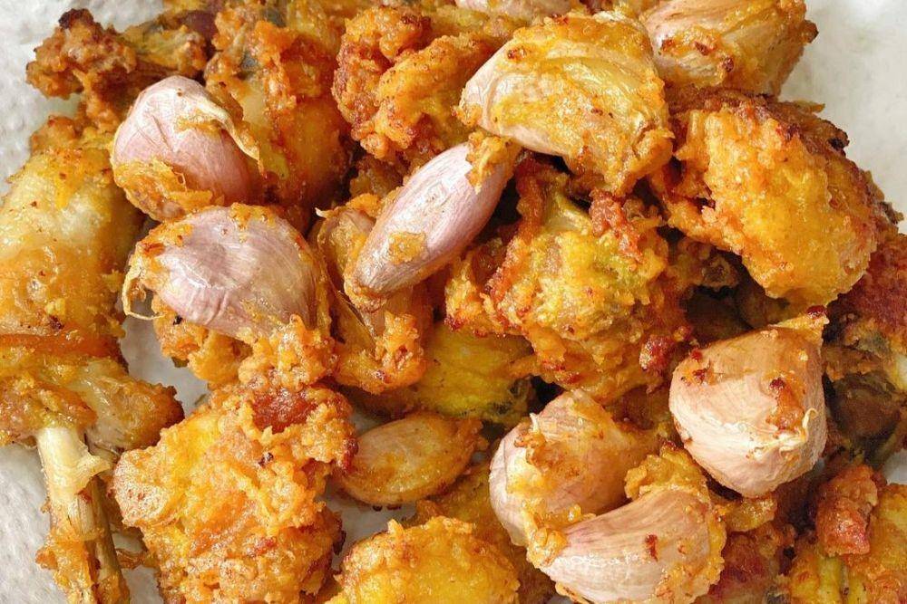 ayam goreng bawang putih (instagram.com/yantiliaw)
