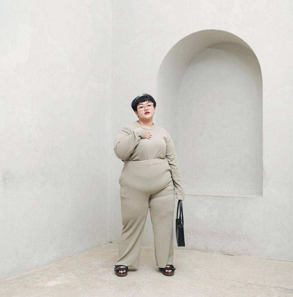 mix and match celana panjang ala Tira Emon (instagram.com/tiraemon)
