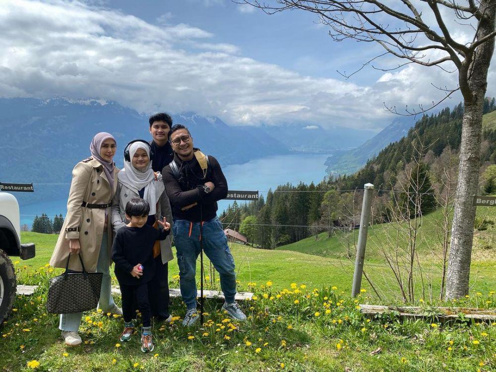 9 Potret Full Team ala Keluarga Arie Untung, Selalu Kompak Berlima!