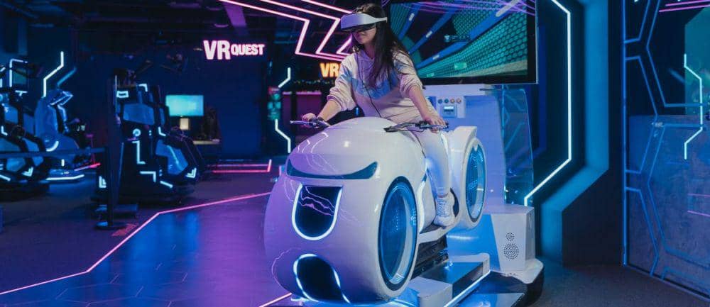 ilustrasi memainkan game balap (urdesignmag.com)