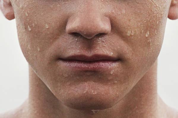 Cara mencium leher wanita dengan membasahi bibir (unsplash.com/chrisjoelcampbell)