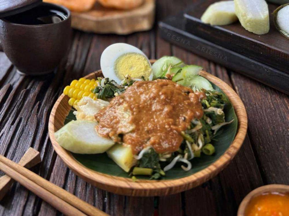5 Makanan Khas Indonesia yang Disajikan Sambal Kacang, Rasanya Nikmat