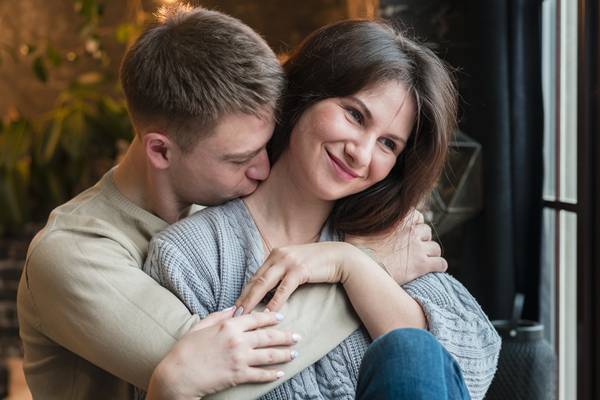 Cara mencium leher wanita dengan menikmati setiap momen (freepik)