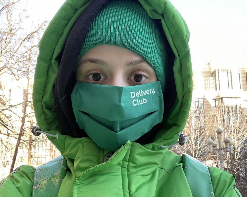 Pemimpin Pussy Riot Kabur dari Rusia Pakai Baju Kurir Makanan