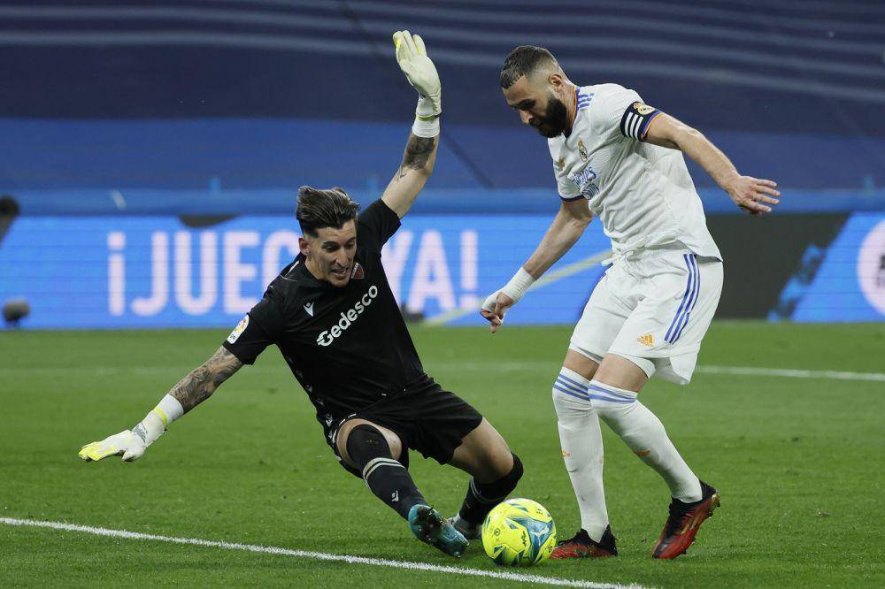 Karim Benzema (kanan) saat pertandingan menghadapi Levante di LaLiga. (twitter.com/LaLigaEN)