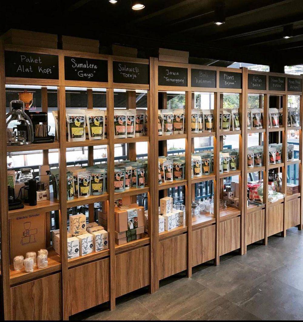 pilihan produk kopi di etalase Strada Cafe (instagram.com/stradacoffee.id)