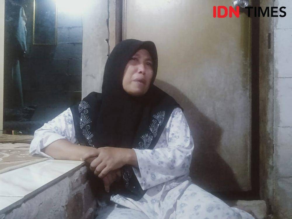 Zakiah menunjukan foto Trio Fauqi Virdaus yang meninggal yang usai divaksin di Buaran, Jakarta Timur, Jumat (13/5/2022). (IDN Times/Dini Suciatiningrum)