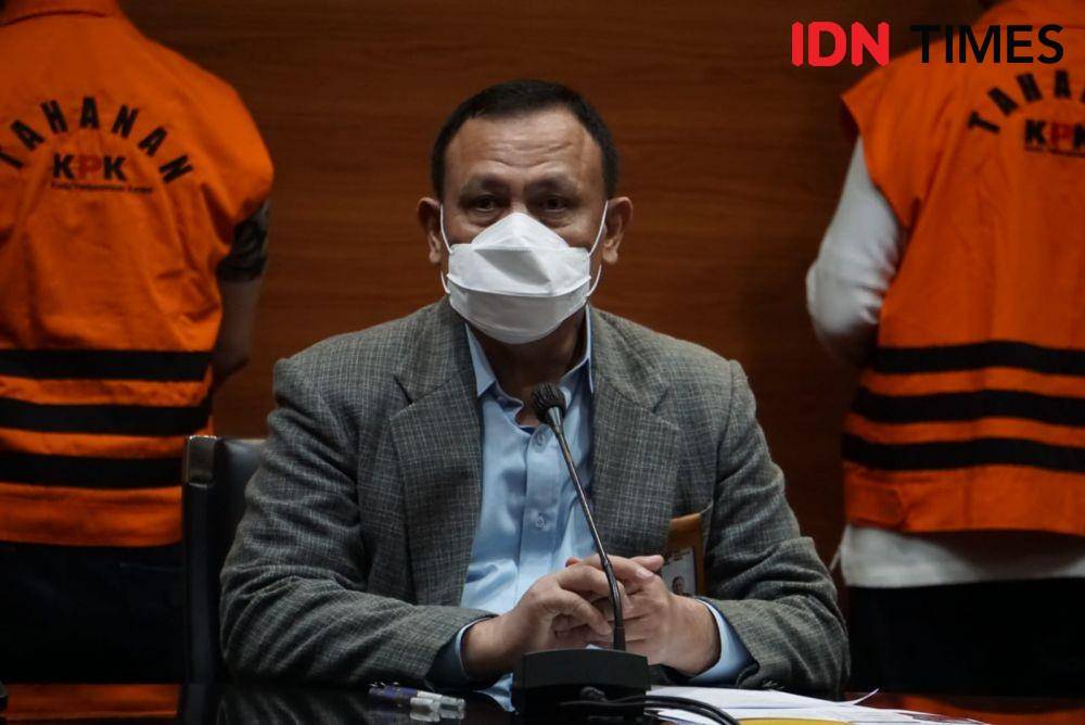 Komisi Pemberantasan Korupsi (KPK) menahan Wali Kota Ambon Richard Louhenapessy yang jadi tersangka dugaan suap pada Jumat (13/5/2022). (IDN Times/Aryodamar)
