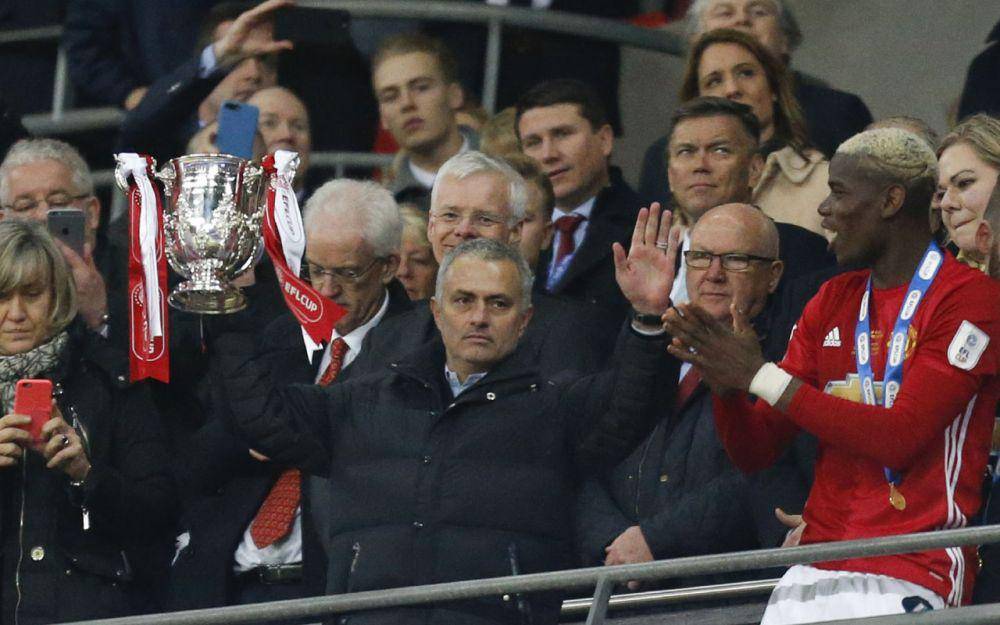 Jose Mourinho mengangkat trofi Piala Liga Inggris. (skysports.com)