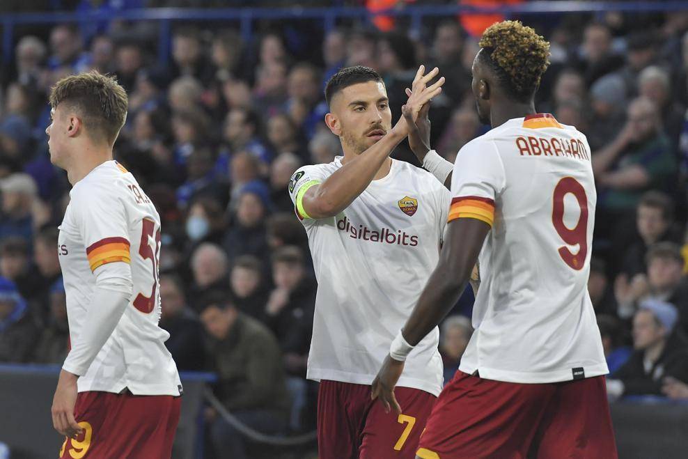 Pemain AS Roma melakukan selebrasi gol di lapangan. (uefa.com)