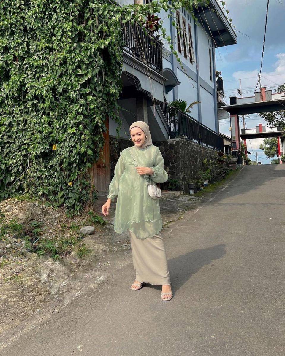 dress dan kebaya hijab sage green (instagram.com/seviqfebinita)
