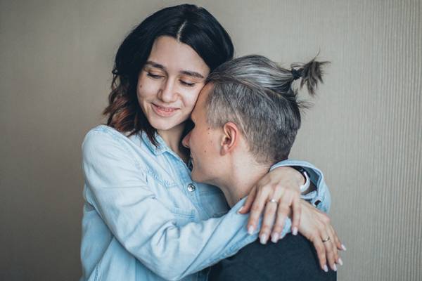 Cara mencium leher wanita dengan menyematkan kecupan ringan (pexels.com/elly-fairytale)