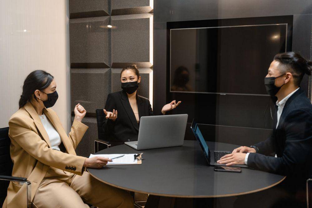 ilustrasi suasana kantor (pexels.com/MART PRODUCTION)