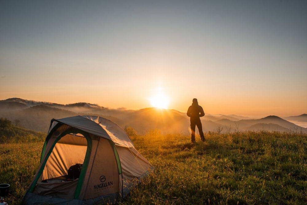 Ilustrasi camping (pexels.com/Cliford Mervil)