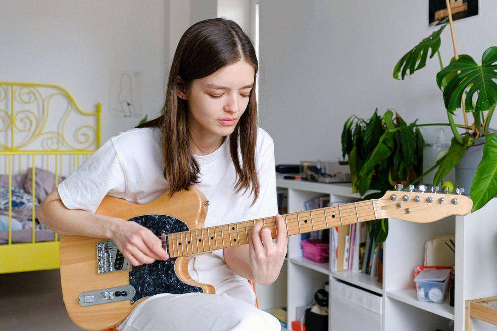 Ilustrasi sedang bermain gitar (pexels.com/Anna Shvets)