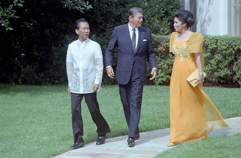Ferdinand Marcos, Ronald Reagan dan Imelda Marcos (Wikipedia.org/Reagan White House Photographs)