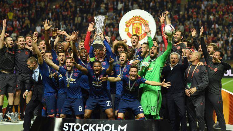 Para pemain dan staff Manchester United melakukan selebrasi juara Liga Europa 2016/2017. (skysports.com)