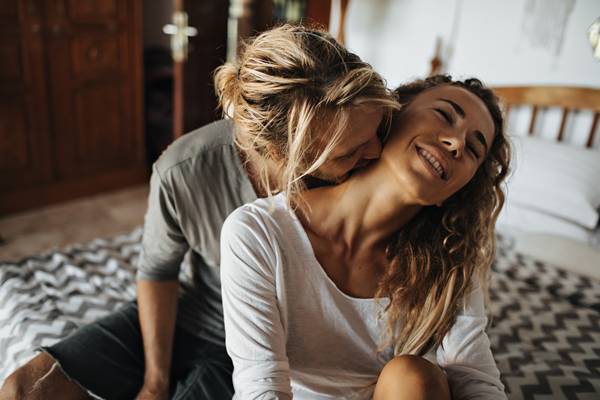 Cara mencium leher wanita dengan memberikan gigitan kecil (freepik.com)