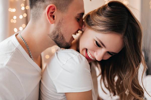 Cara mencium leher wanita dengan mengendus area sensitif (freepik.com)