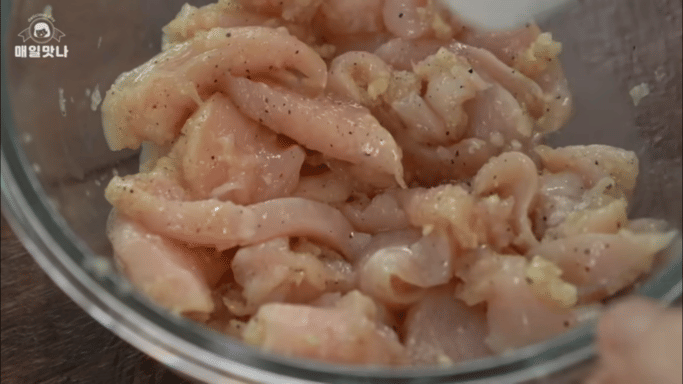 ilustrasi membumbui daging ayam (youtube.com/ 매일맛나 delicious day)
