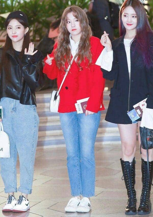 celana jeans ala member (G)I-DLE (twitter.com/Karinaa00480465)