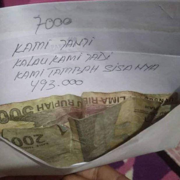 potret buka amplop (twitter.com/politicaljokes)