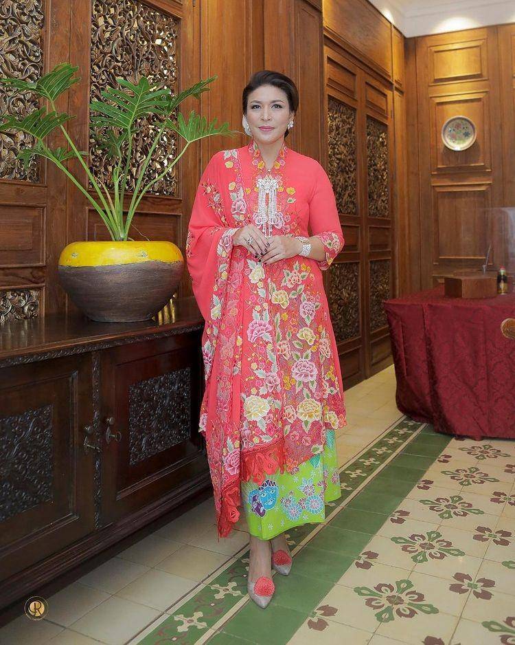 Kebaya encim rancangan Roemah Kebaya Vielga (instagram.com/dewibamsoet)