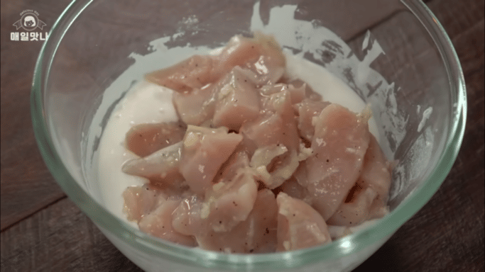 ilustrasi melumuri daging ayam dengan adonan tepung (youtube.com/ 매일맛나 delicious day)
