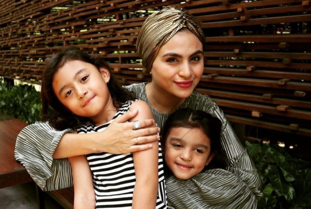 9 Potret Artis Keturunan Arab Bersama Anak Tercinta, Sayang Banget!