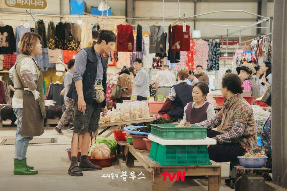 Lee Byung Hun pemeran Lee Dong Seok di drama Korea Our Blues (instagram.com/tvn_drama)
