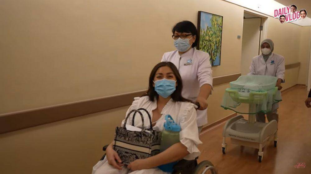 penyambutan Jessica Iskandar setelah melahirkan (youtube.com/jessicaiskandar)