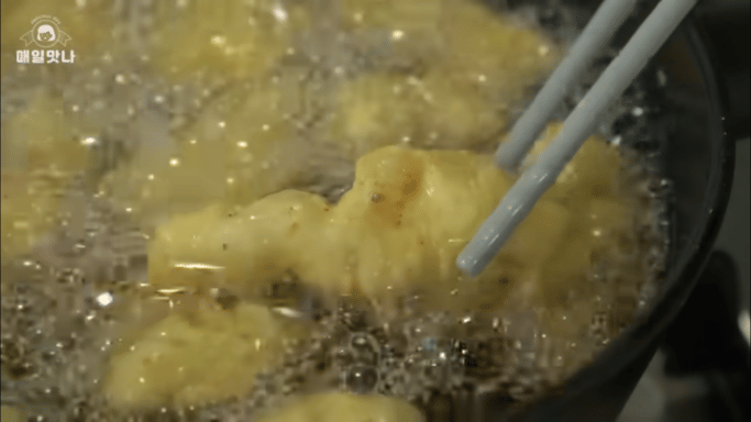 ilustrasi menggoreng daging ayam (youtube.com/ 매일맛나 delicious day)