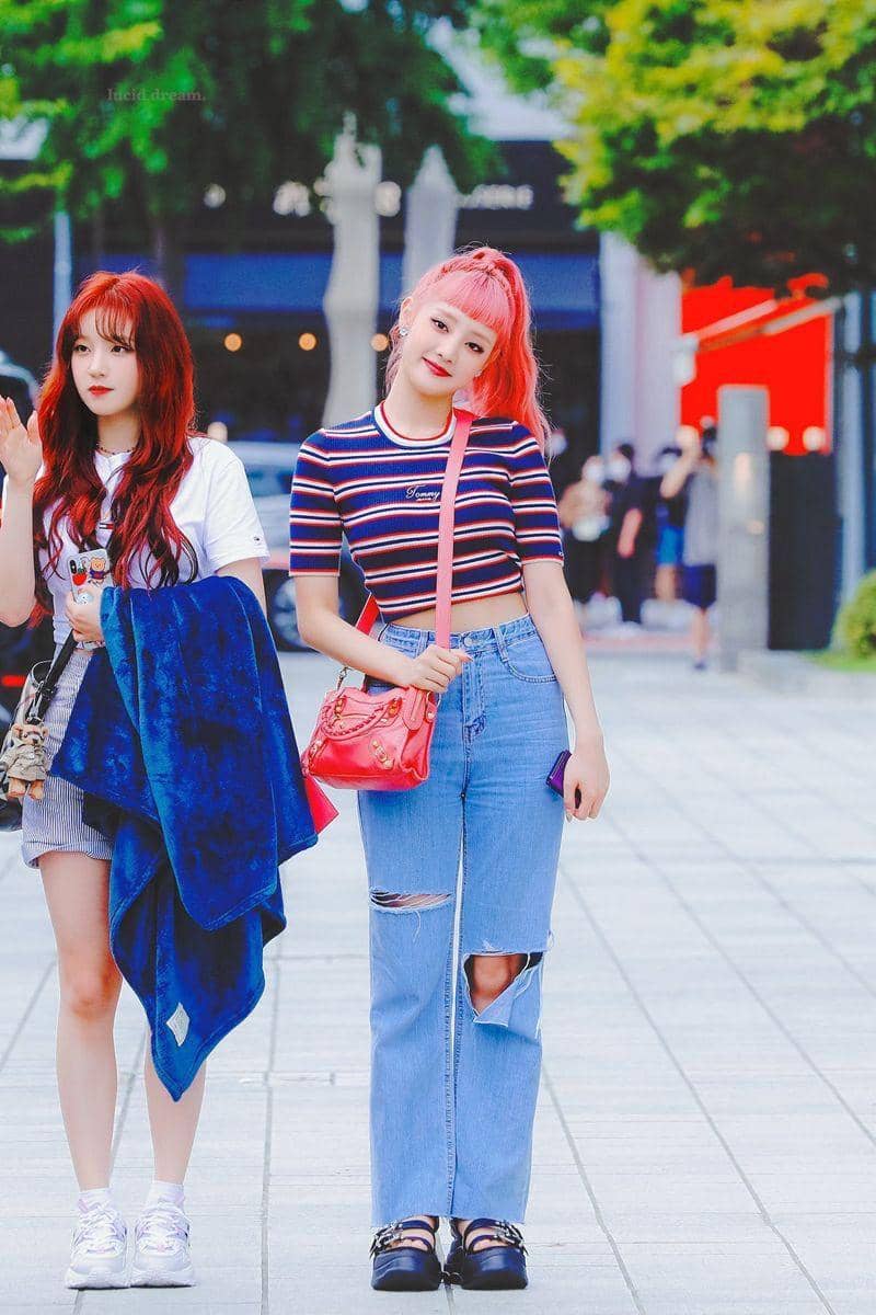 celana jeans ala member (G)I-DLE (twitter.com/Karinaa00480465)